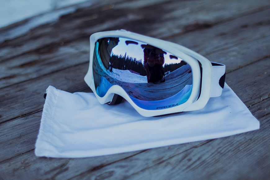 Oakley ski goggles with PRIZM technology and a bag for safe storage